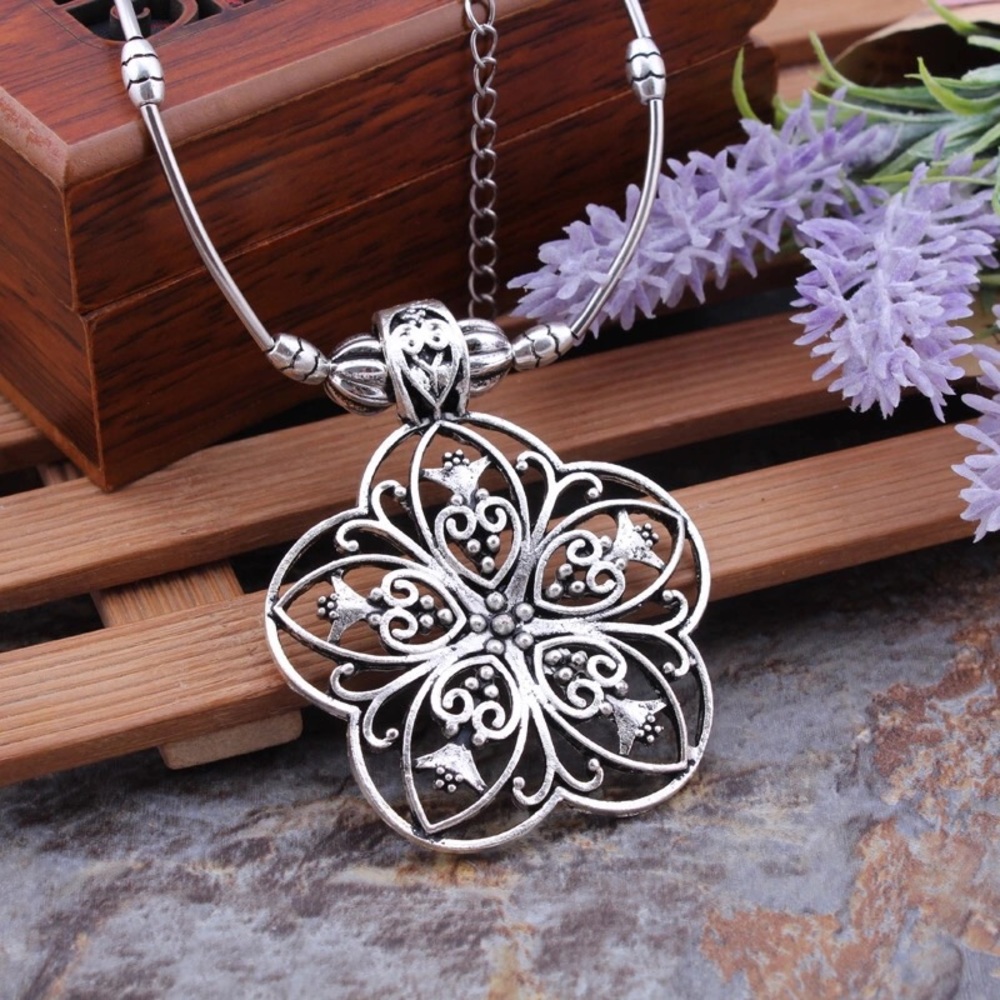🆕Tibetan Silver Flower Pendant Necklace